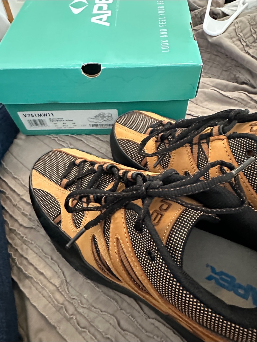 Apex Men's Tan and Black hiker